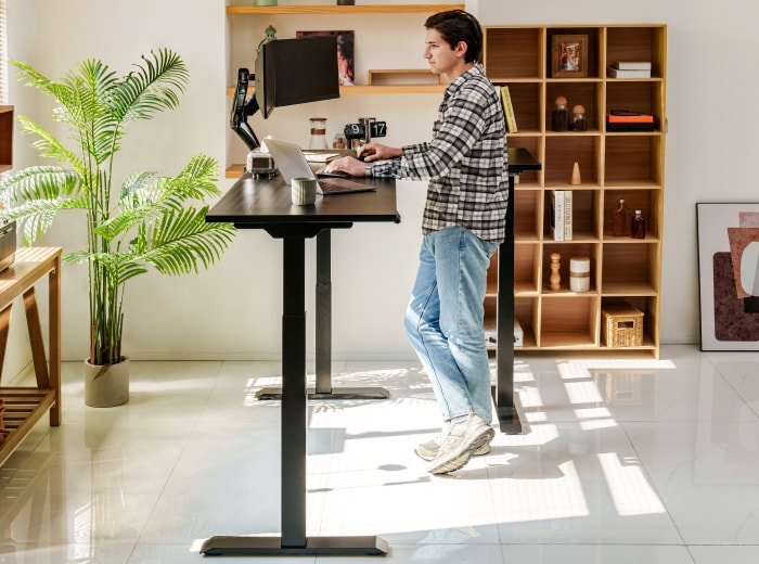 E7L illustrated in a standing configuration. The person's displayed posture is not a prescribed height or an independent ergonomic assessment.