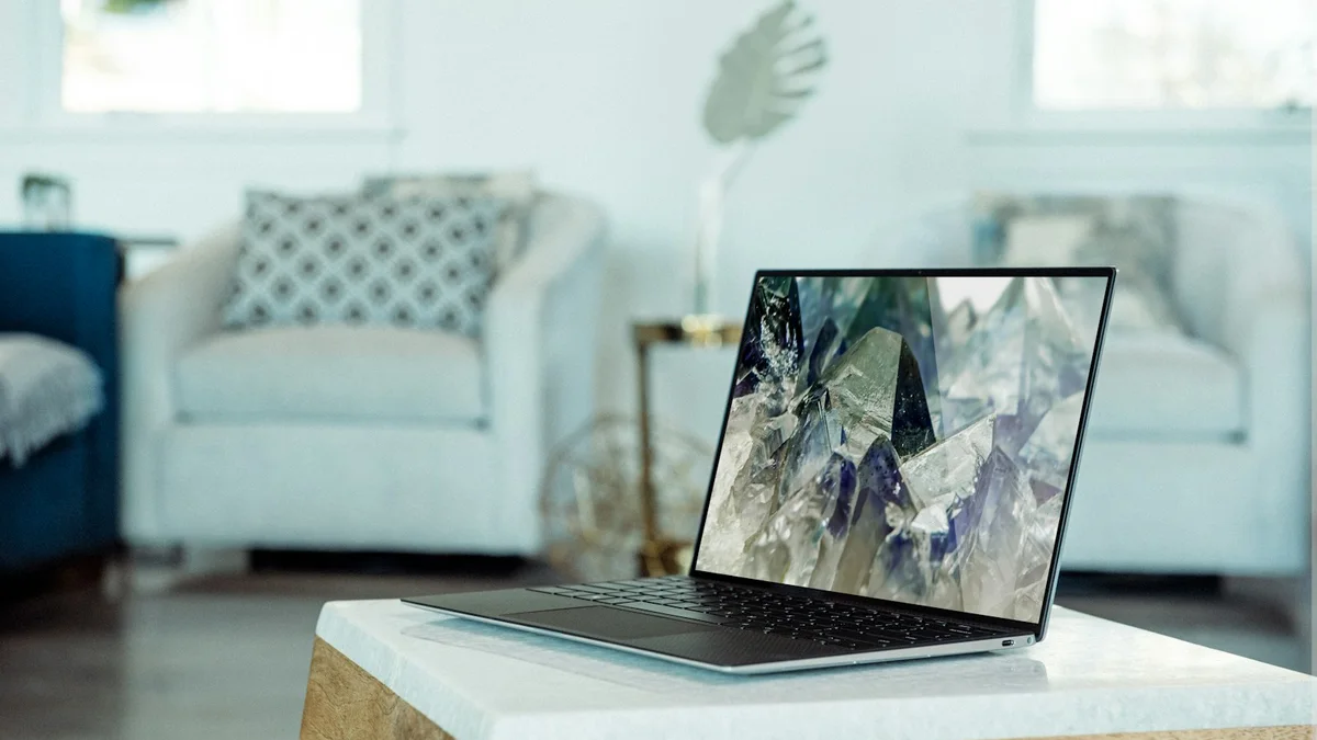 Comparison of dual 27-inch displays versus single 40-inch curved ultrawide monitor setup